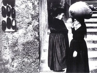 Quelle figure nere a spasso per Scanno. Giacomelli in mostra al Vinitaly