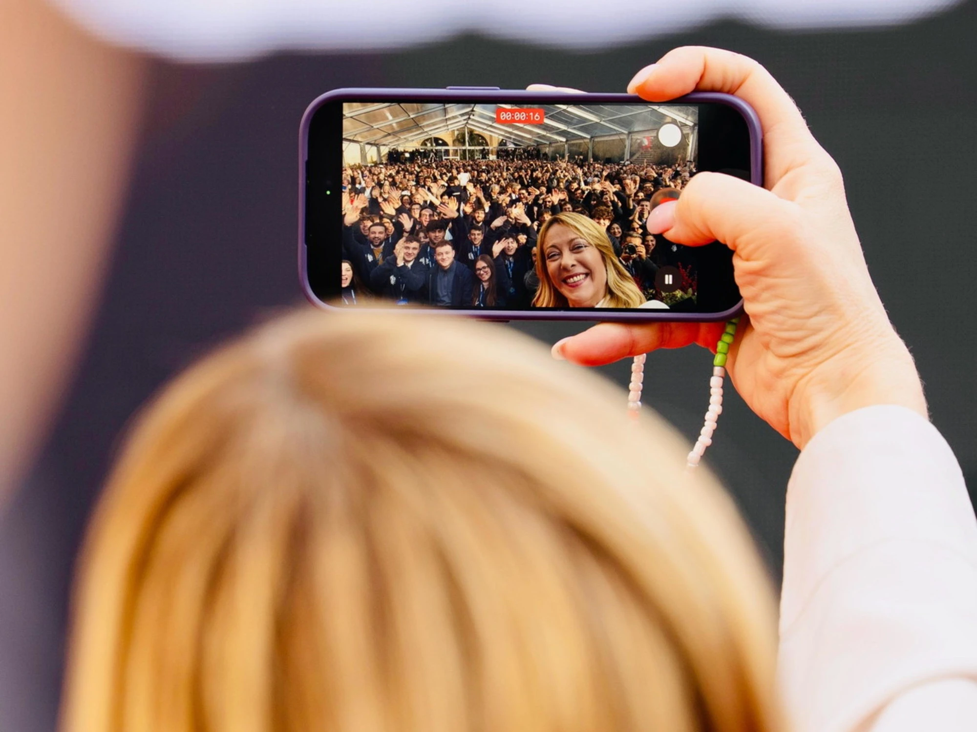 Schlein fugge da Atreju? Meloni passa all'incasso: sondaggio pazzesco