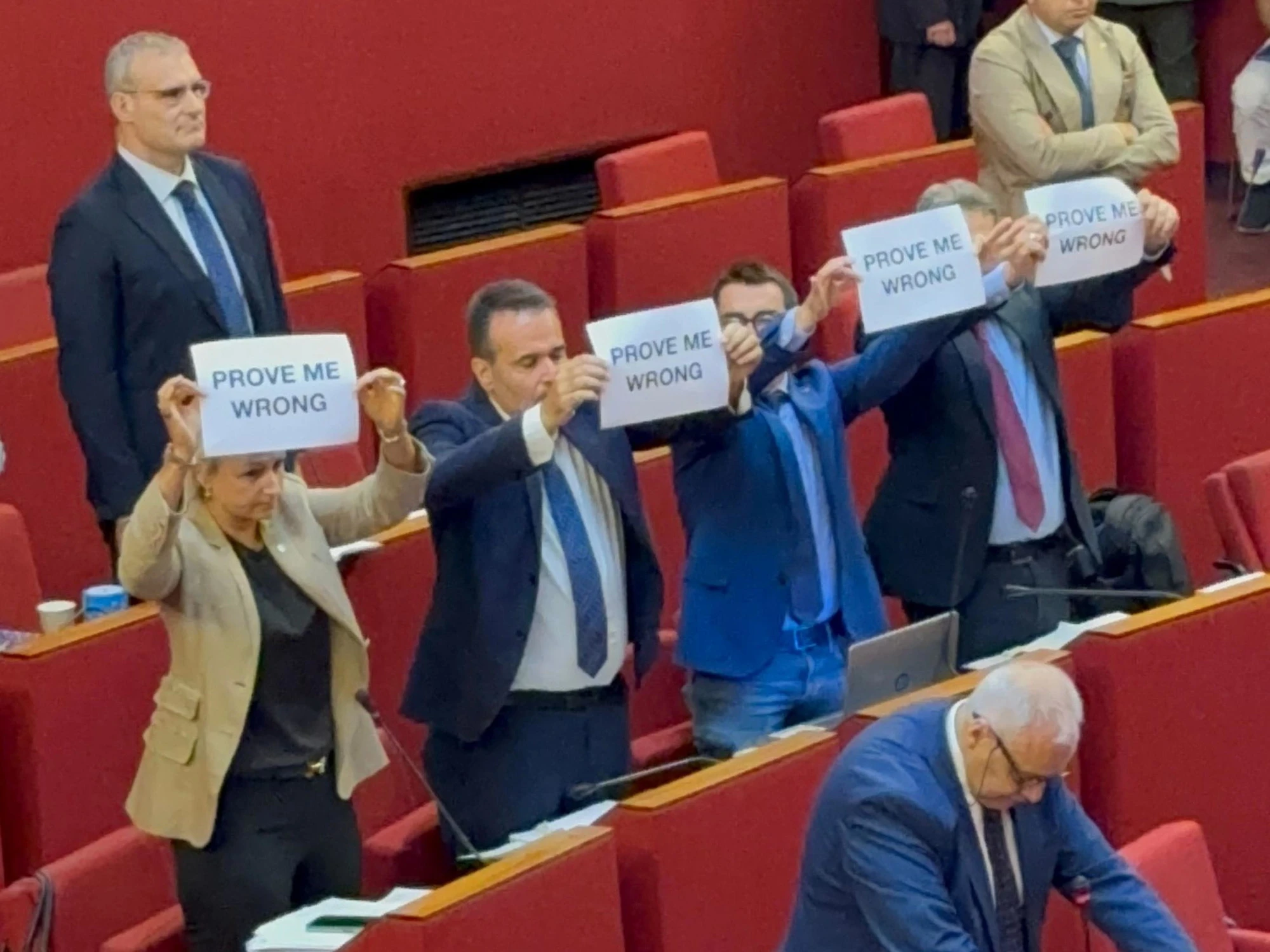 Genova, frase choc del dem a Fdi: "Vi abbiamo appesi già una volta", è caos