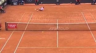 Rafa Nadal? Cade, si rialza e mette a segno un punto da fantascienza: il video