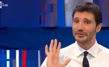 Affari Tuoi, De Martino si ferma: perché non va in onda