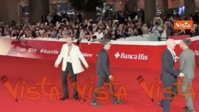 Jovanotti abbraccia i registi del film su di lui 'Lorenzo' al Festival del Cinema di Roma