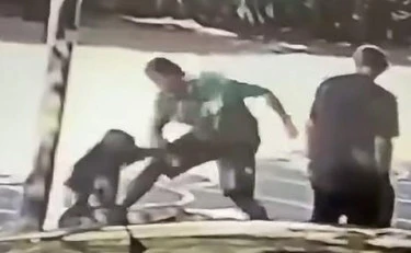 Ammazzato a botte in piazza senza motivo: il video-choc di Caserta