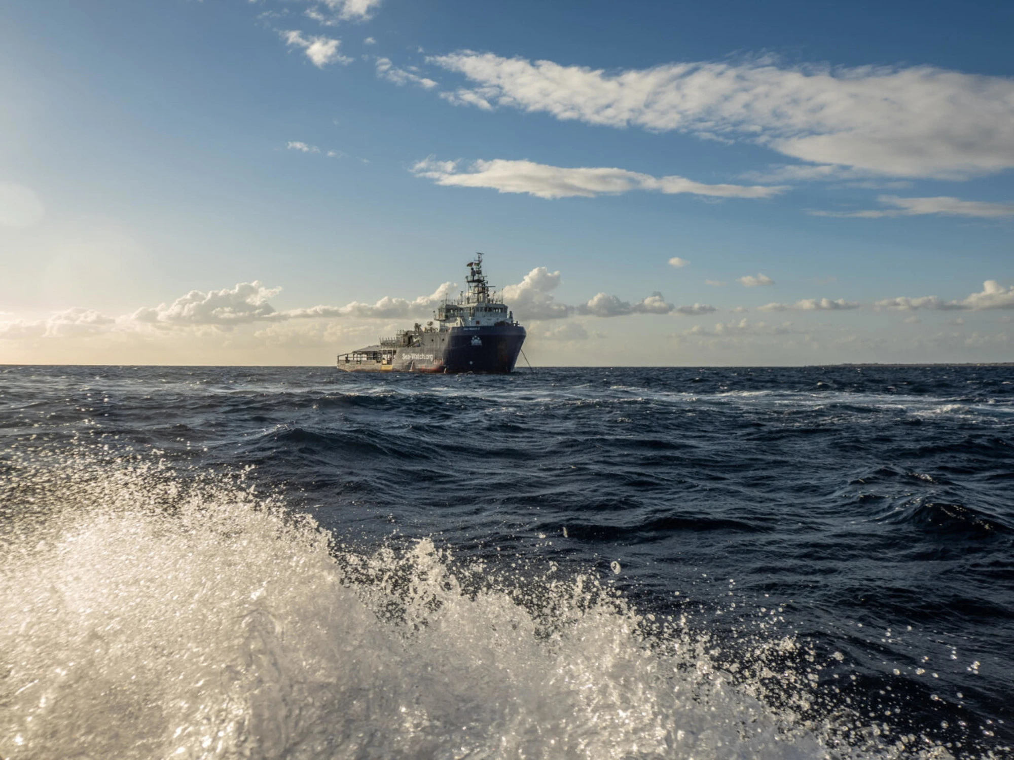 Immigrazione, fermato l'aereo delle Ong: 100mila euro di multa