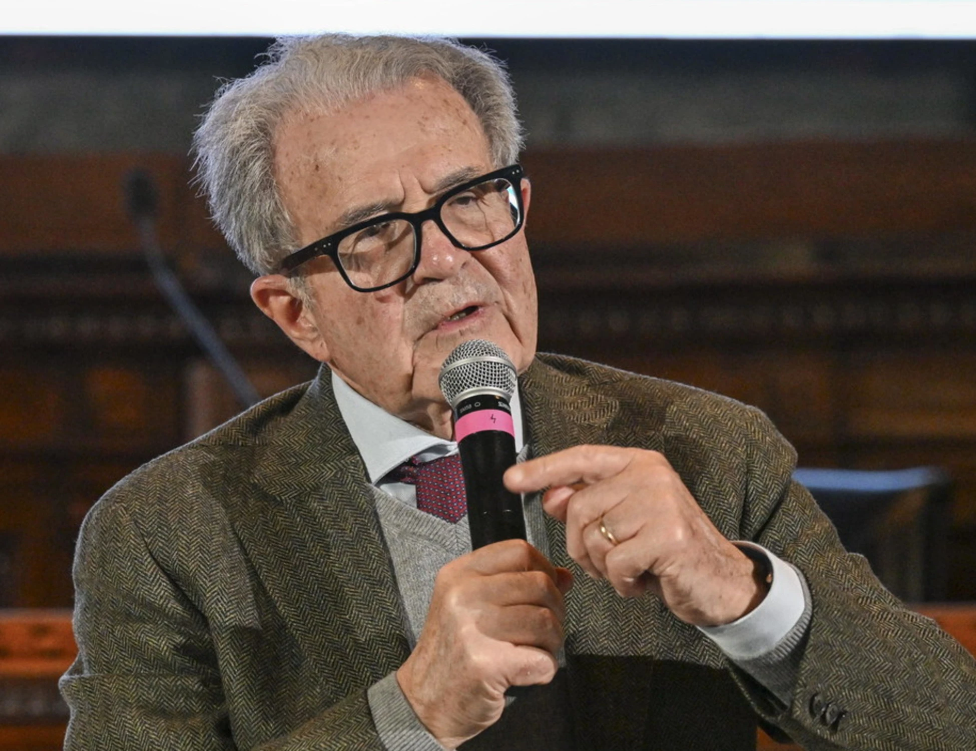 Romano Prodi attacca Meloni: "Imita Trump? Per fare le cose bisogna avere la forza"