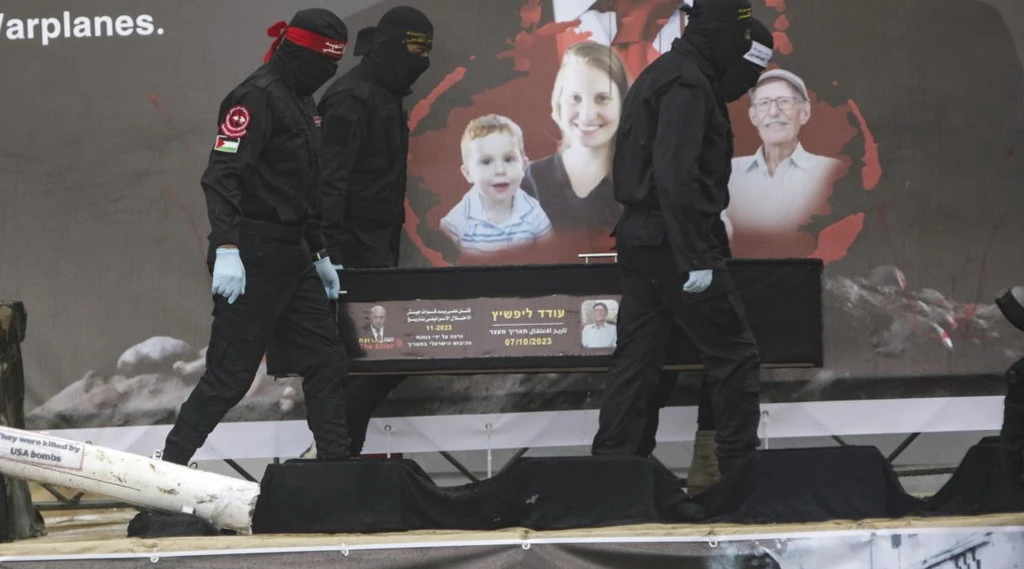 Hamas, "bare chiuse a chiave": l'ultimo sfregio ai piccoli Bibas e a Israele