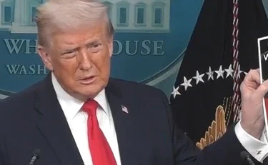 Donald Trump estremo, "volete questa roba?": una clamorosa conferenza stampa