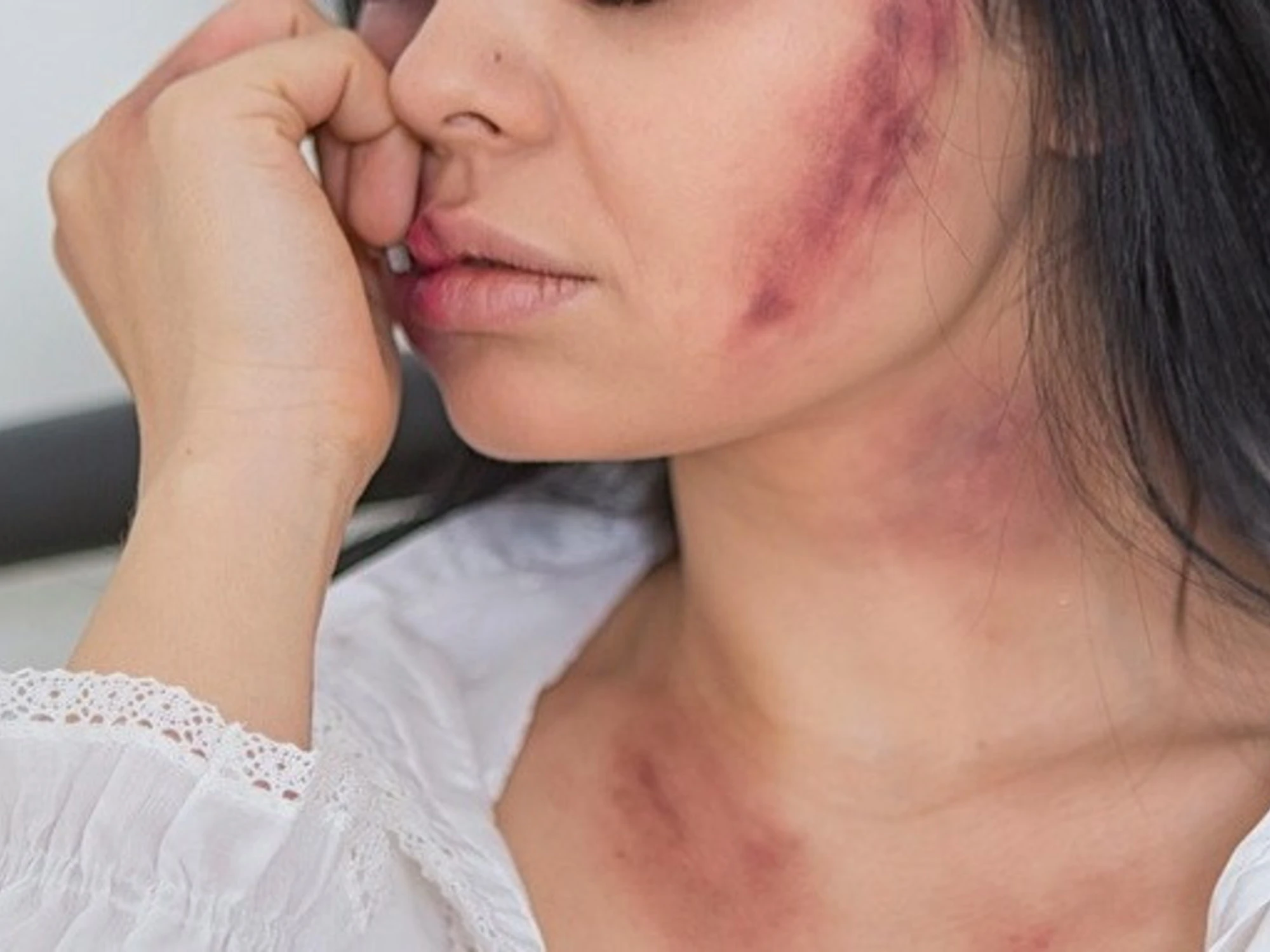 Bergamo, bengalese trascina dietro un portone una ragazza e la massacra