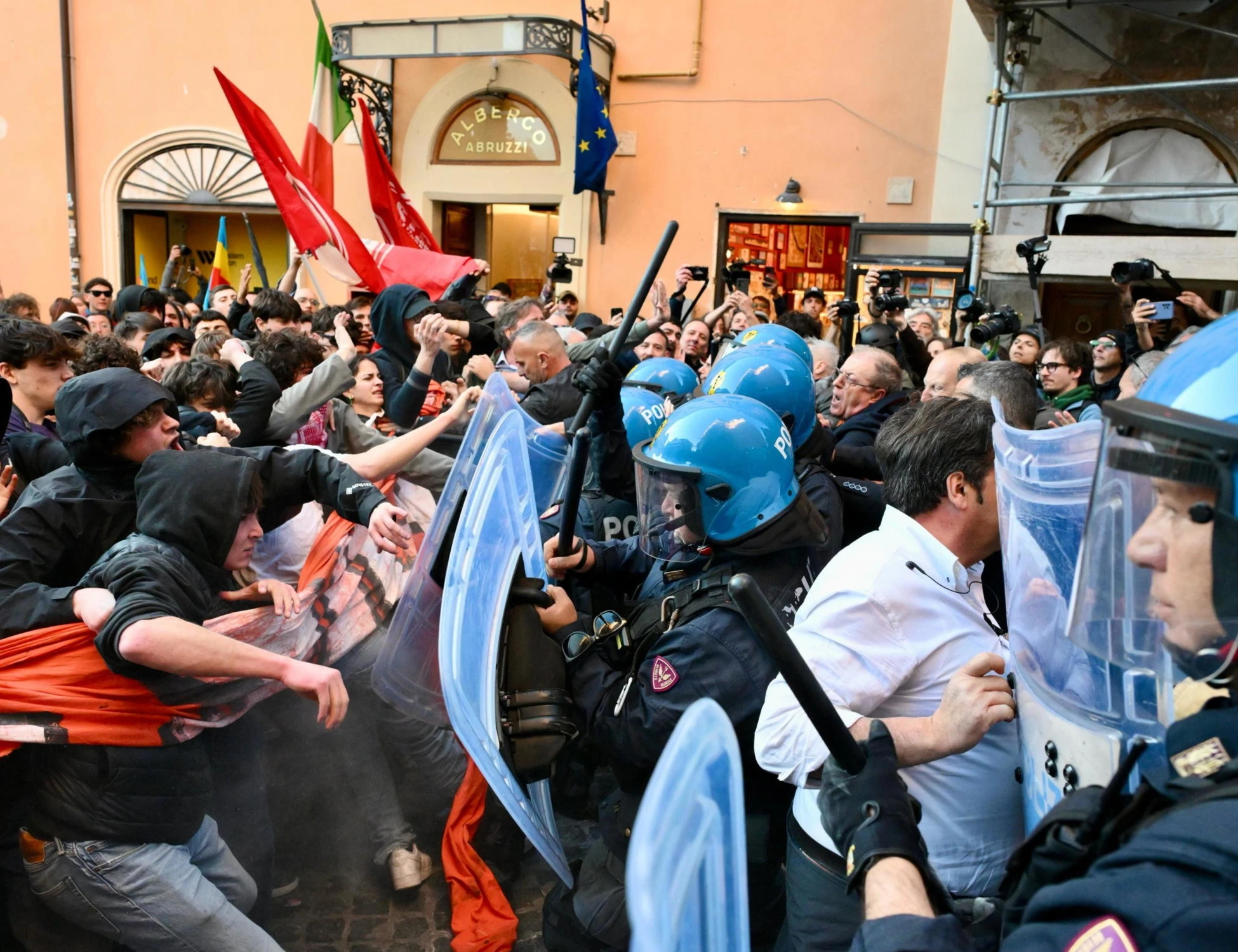 Dl Sicurezza, scontri manifestanti-polizia a Roma