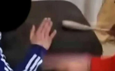 Catania, "io sono il tuo padrone": picchia il figlio con un cucchiaio di legno, il video finisce online