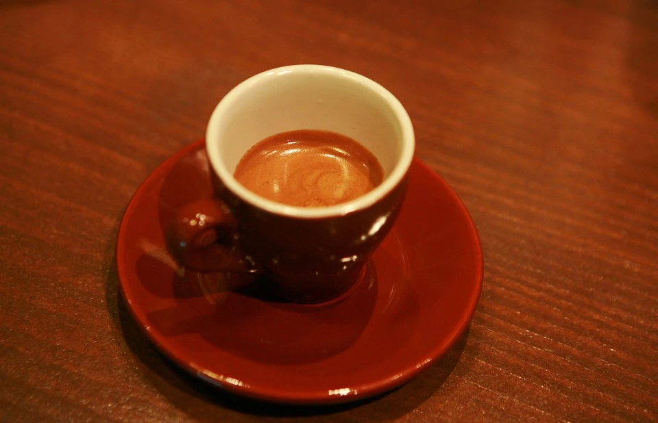 Rimini, beve caffè al bar ma è pieno di vetro: ricoverato e obbligato alla dieta liquida
