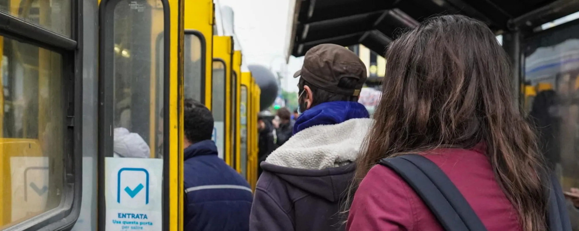 Lo straniero molesta la 21enne sul bus? Come riesce a salvarsi