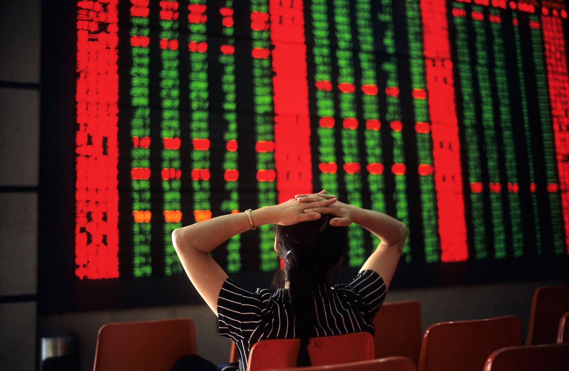 Escono i conti, crolla in borsa: l'azienda di Stato brucia milioni.