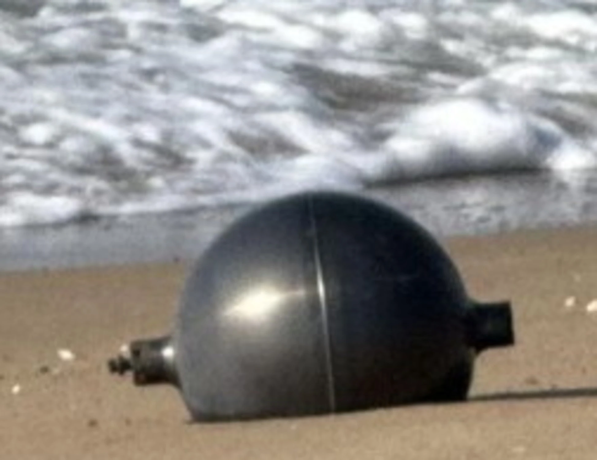 Australia, misteriose sfere metalliche rinvenute in spiaggia: "Non toccatele", il sospetto