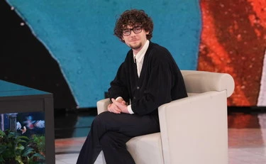 Il maschio frou frou che conquista le donne