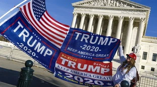 Donald Trump, scontri a Washington tra sostenitori e polizia. E lui rincara: "Fermare il furto, è solo l'inizio"