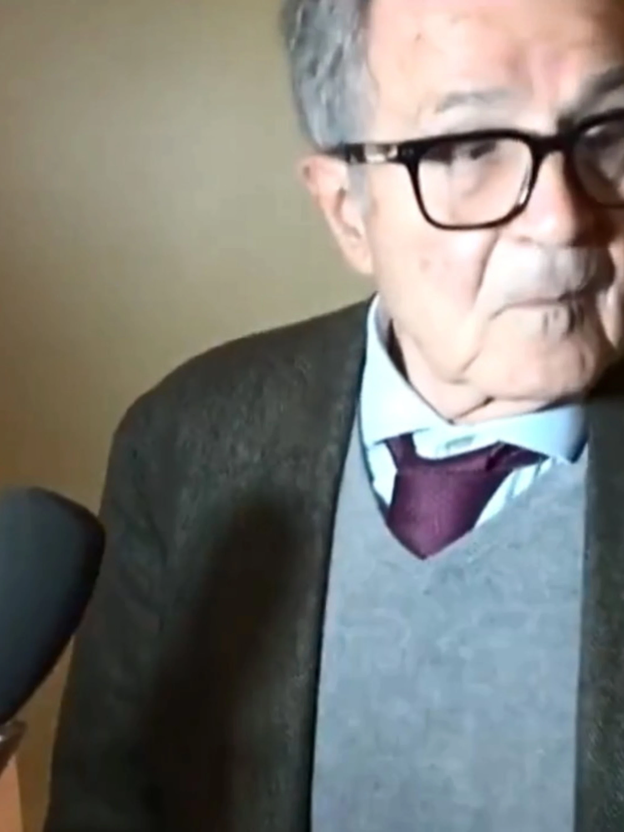 Prodi sbotta con la giornalista, l'accusa di Rete4: "Tirata di capelli". Lui smentisce: "Mai strattonata"