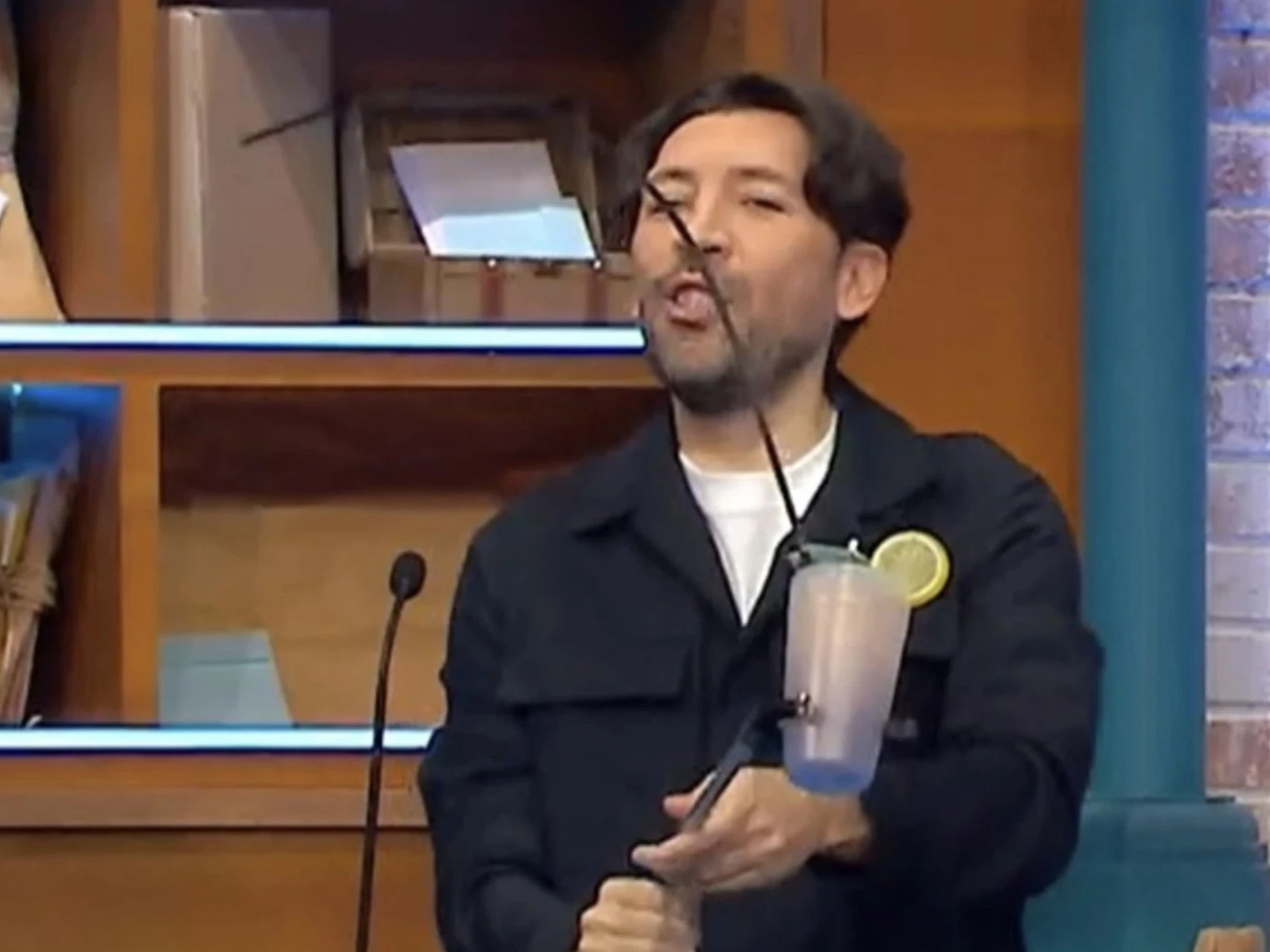 Affari Tuoi, Herbert Ballerina imbarazzante: "Occhiali da pioggia"