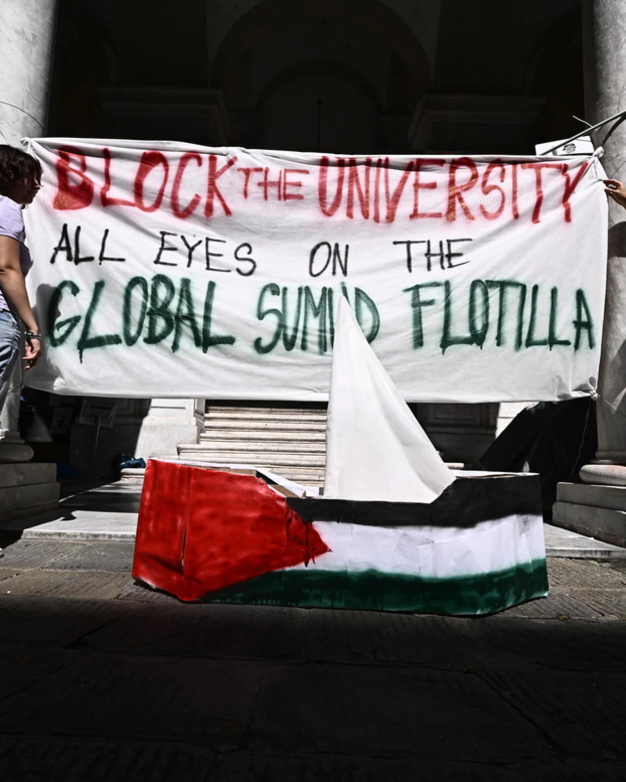 Genova, i pro-Pal passano il limite: aggredito un tecnico dell'università occupata