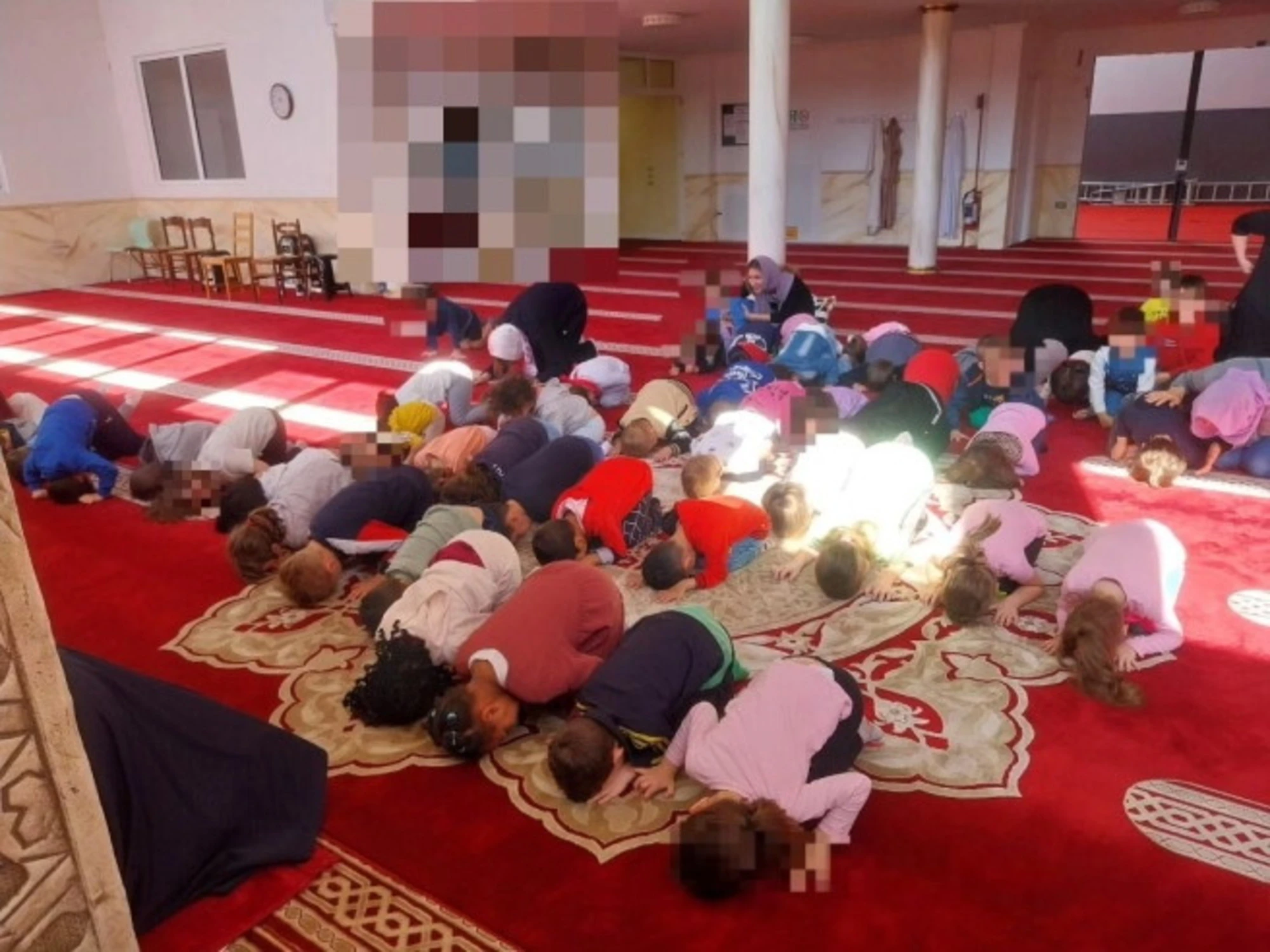 Bimbi in gita in moschea ma processiamo la destra