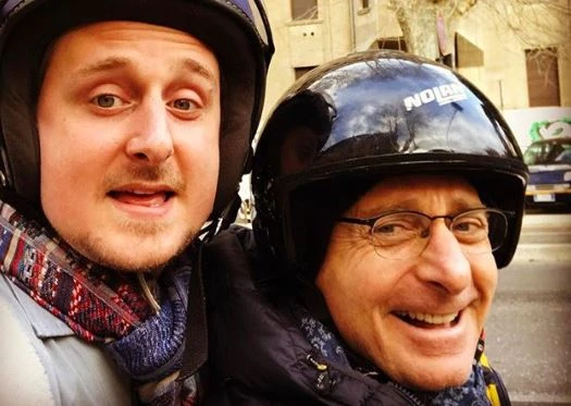 Paolo Bonolis re degli schiaffoni: il primo figlio (identico a lui) brutalizzato a suon di ceffoni