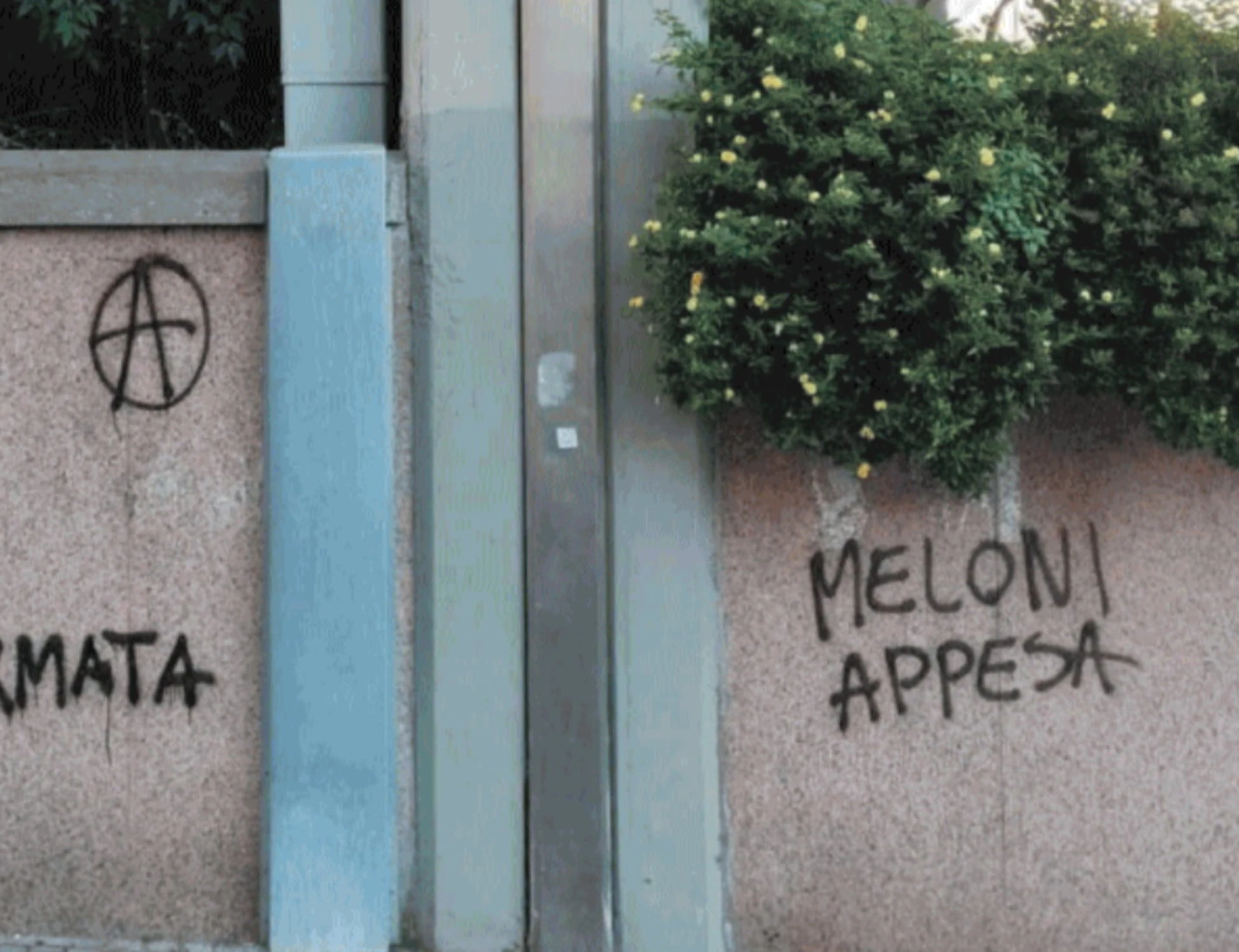 "Meloni appesa", la sinistra odia: dove appare questa scritta