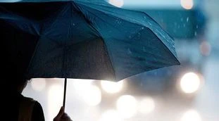 Meteo, altro weekend rovinato: temporali e bombe d'acqua, ecco dove
