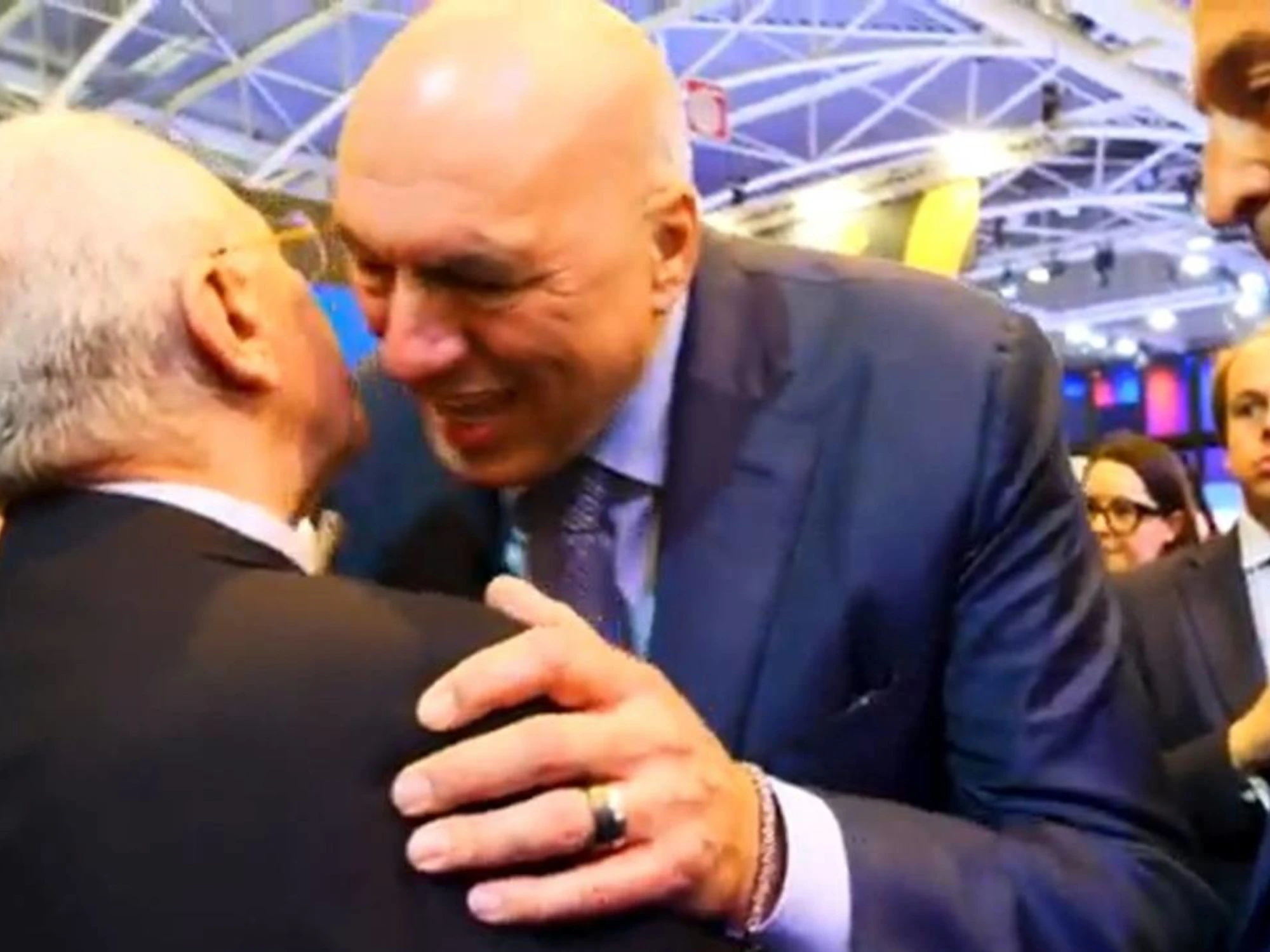 Vincenzo De Luca a Crosetto: "Co sta banda di co...i state tranquilli"