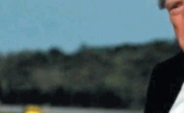 Trump quasi irriconoscibile, la foto che fa il giro del mondo: occhio ai capelli...