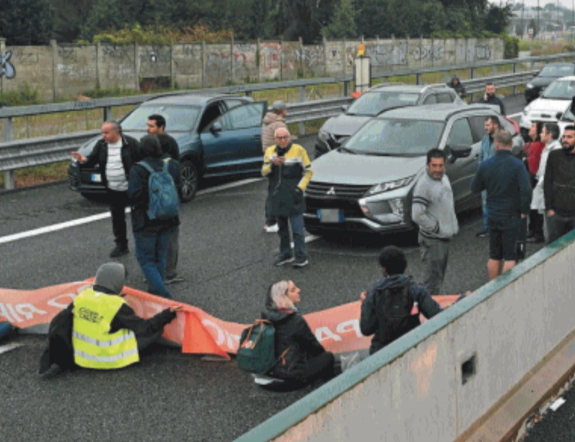 Ultima Generazione, gli attivisti assolti dalle toghe: occupare le strade? Si può
