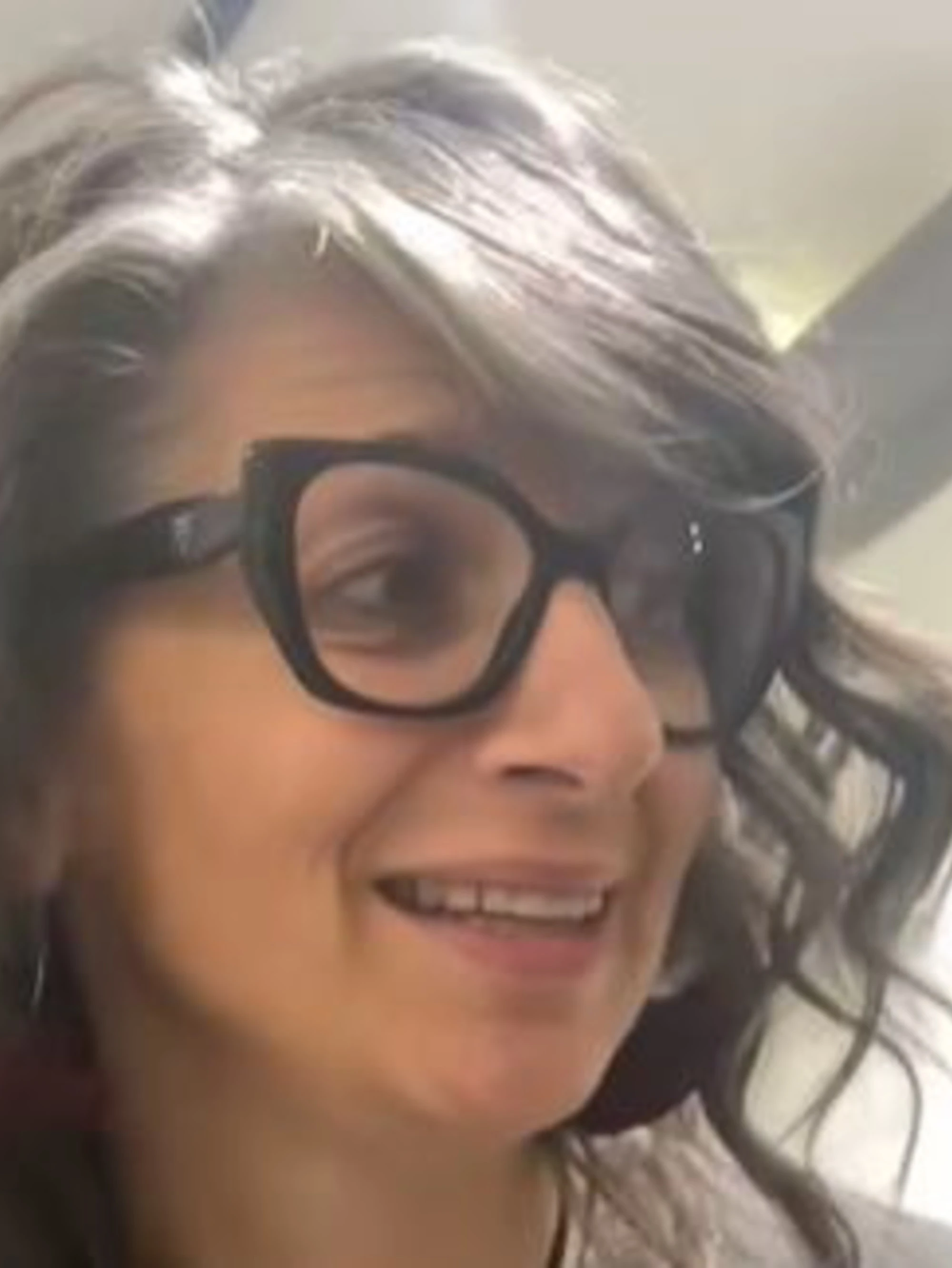 Francesca Albanese fa lo spot al parrucchiere e tace su Trump: il video della figuraccia