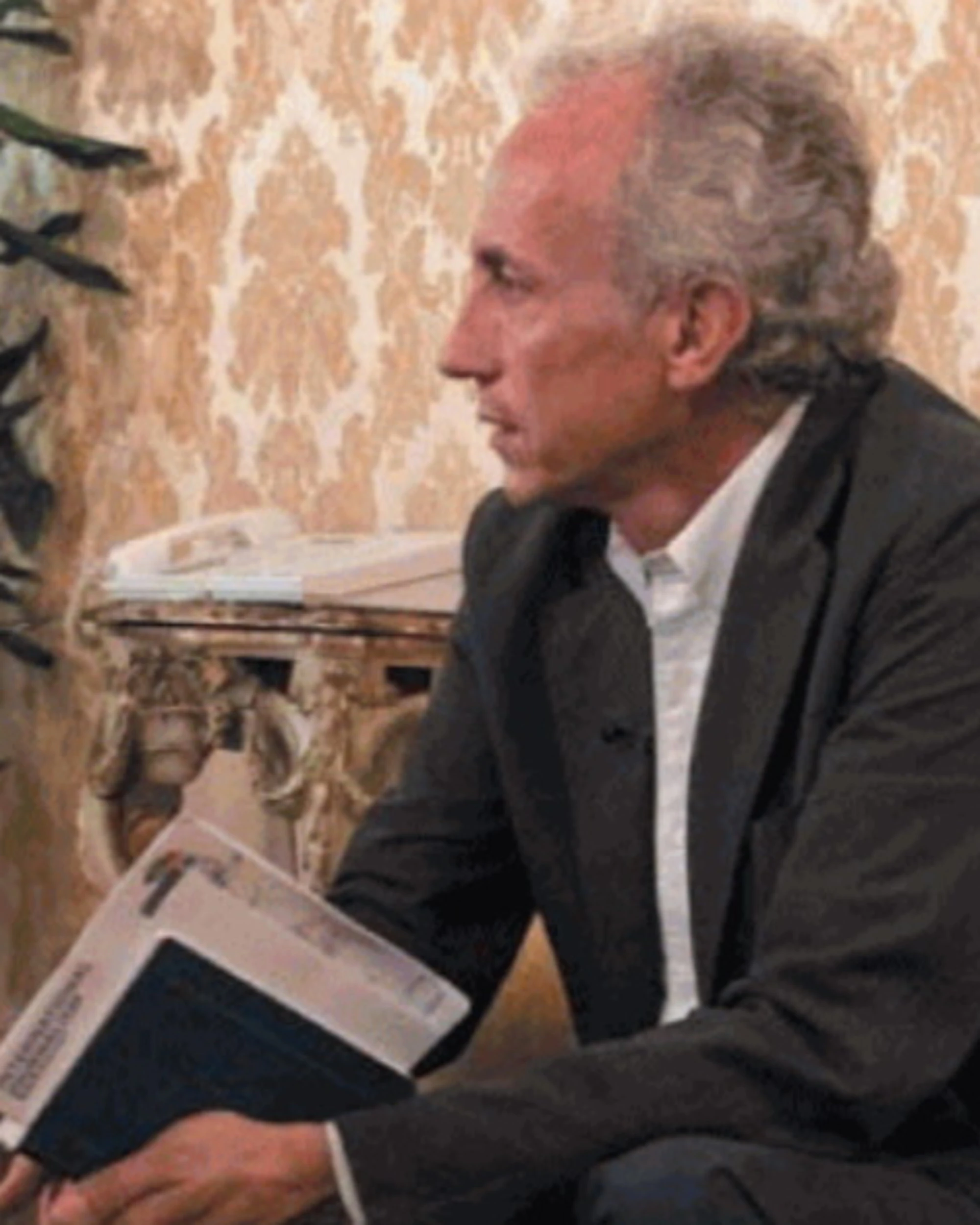 Ricci per ora l’ha sfangata ma più delle indagini pesa il Travaglio di Conte