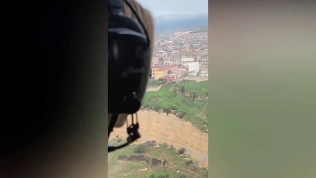 Meloni sorvola Niscemi in elicottero, le immagini