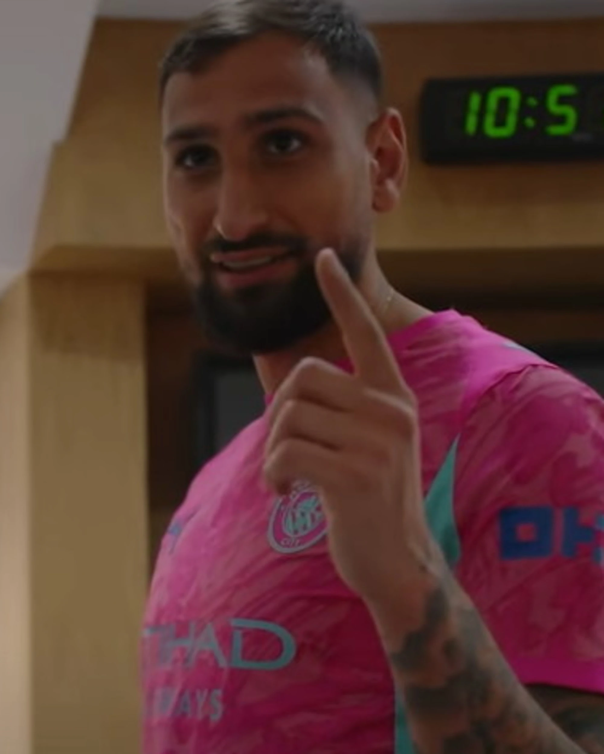 Gigio Donnarumma, attimi di sconcerto: al City si presenta così