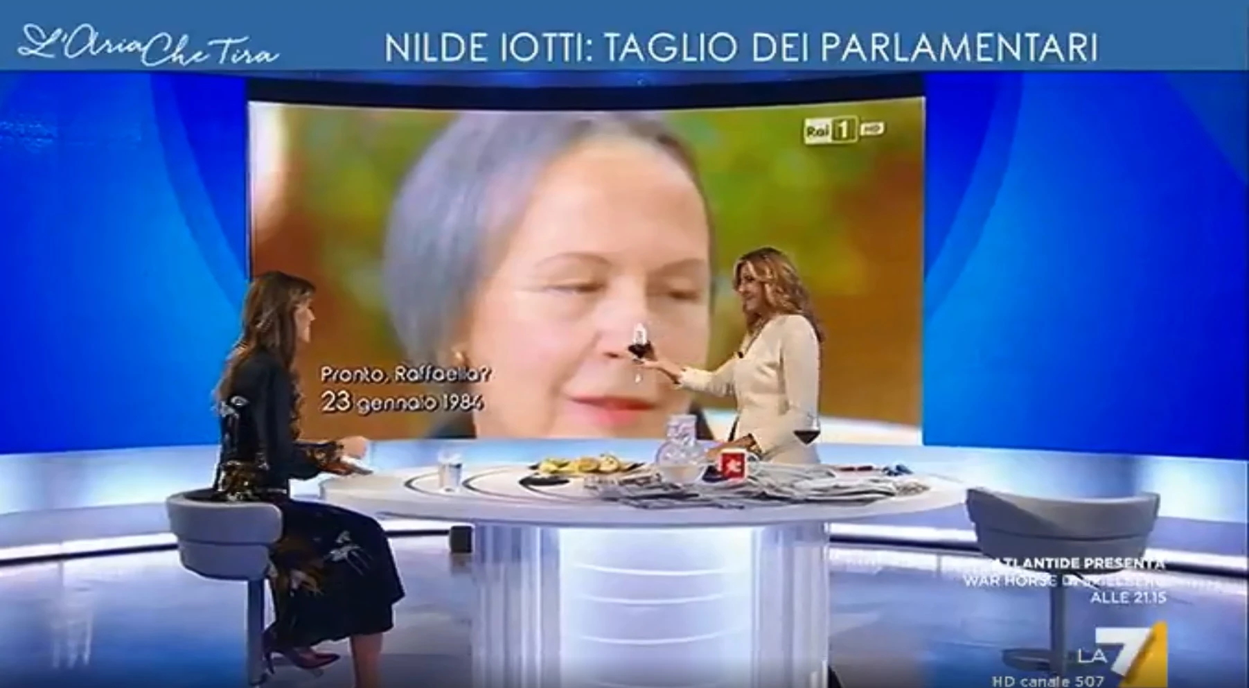 Myrta Merlino offre del vino a Maria Elena Boschi a L'aria che tira: "Dicono che lei è rigida, si rilassi"