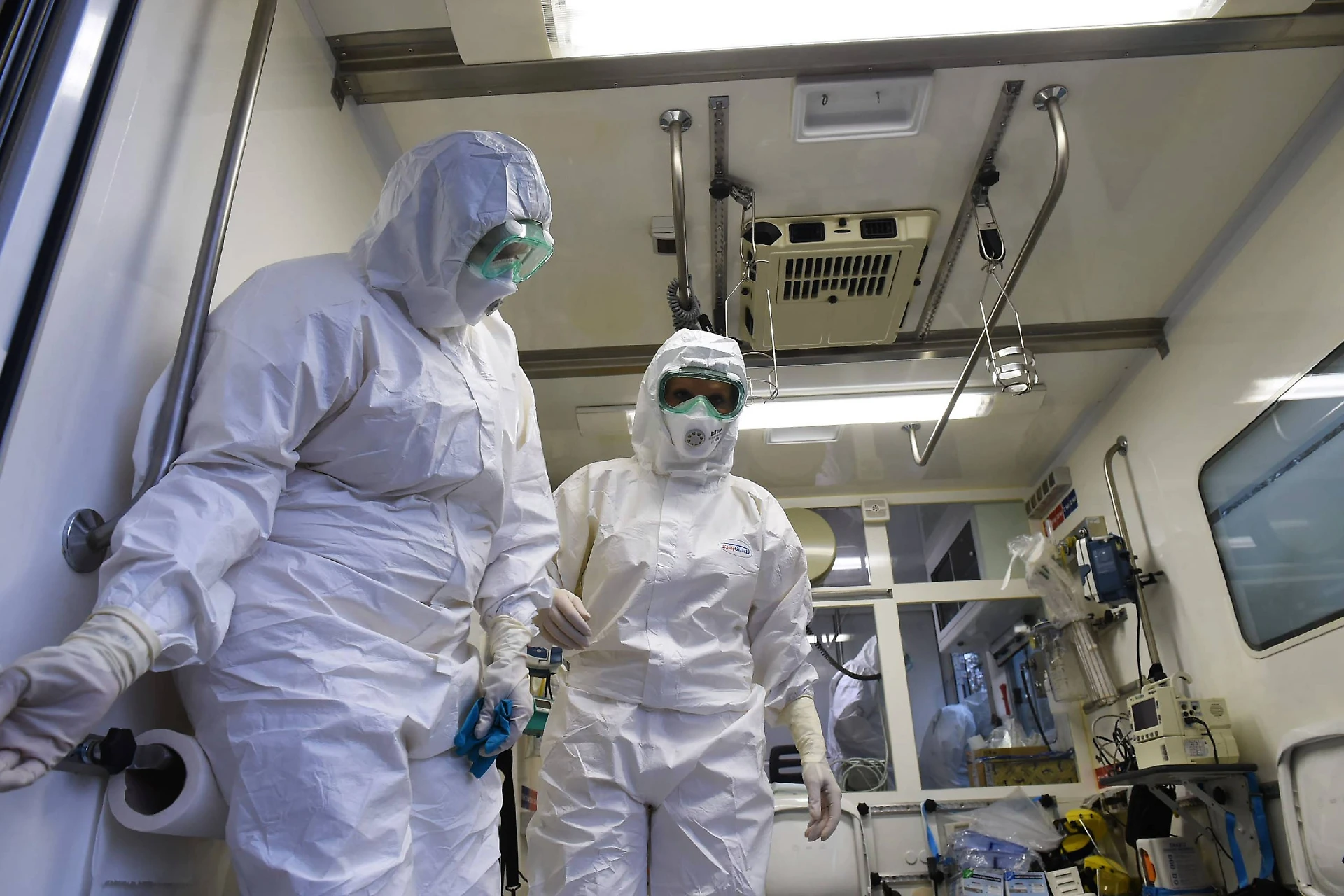 Coronavirus in Lombardia: positiva la moglie del contagiato, ricoverato il collega. Test su cento persone