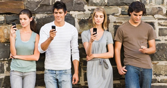Gli italiani rinunciano al cibo per lo smartphone