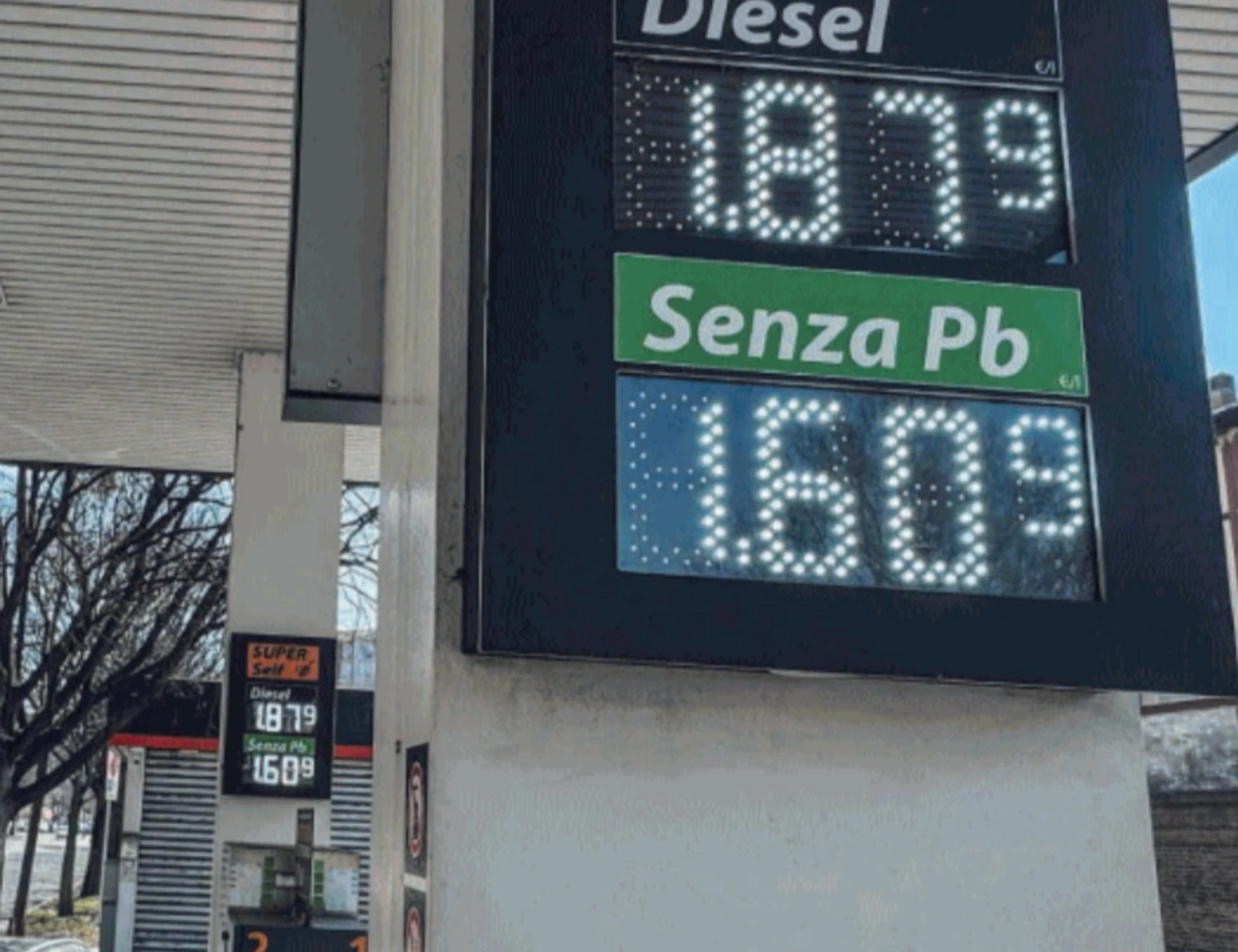 La benzina è già scesa, ora tocca alle bollette