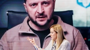 "Una persona come Conte...". Meloni e le armi a Zelensky, chi lo umilia