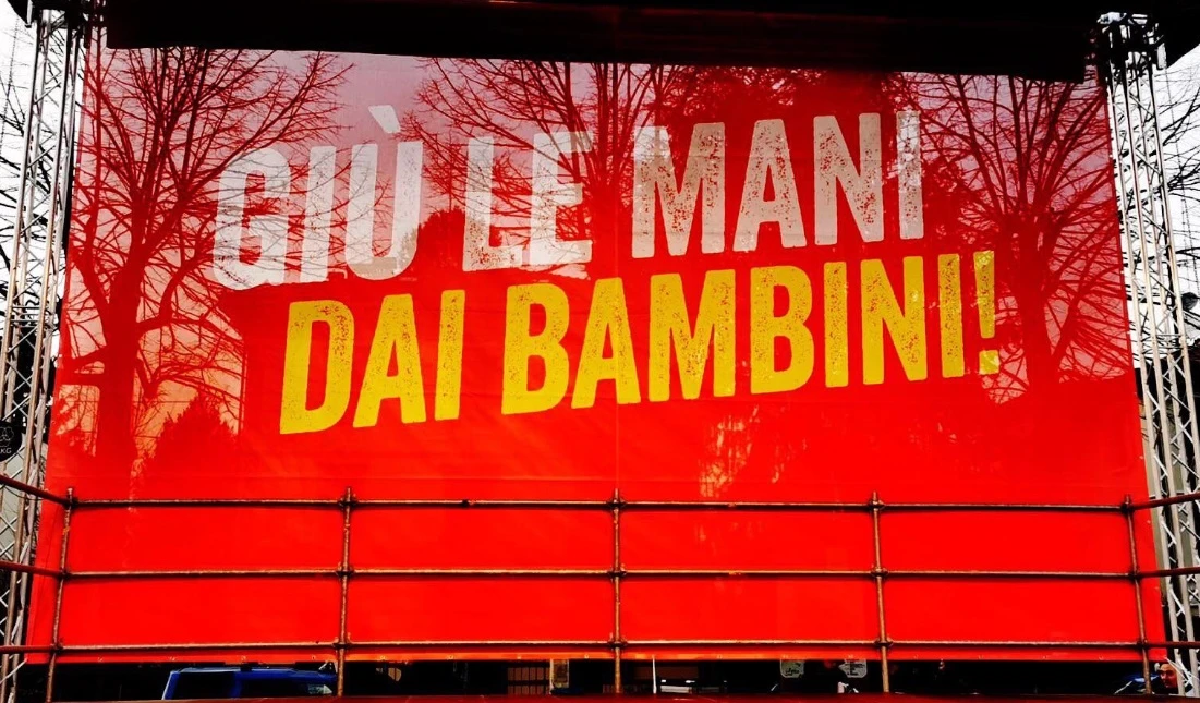 Bibbiano, Matteo Salvini e Lucia Borgonzoni con lo striscione: "Giù le mani dai bambini"