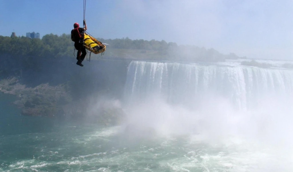 Uomo tenta suicidio nelle cascate del Niagara, sopravvive