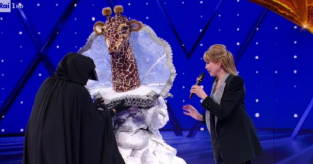 Il cantante mascherato, la Giraffa non respira: panico in studio, "Un ventilatore, presto"