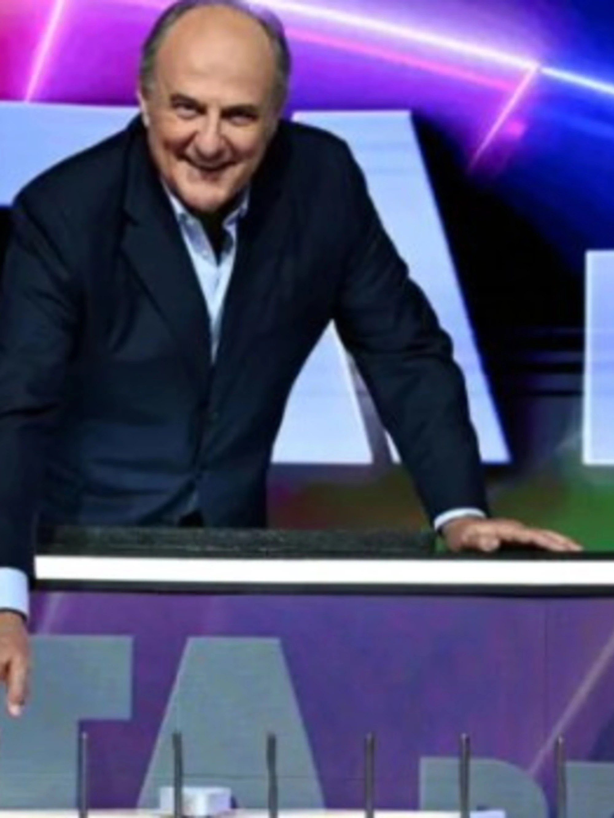 Gerry Scotti, bordata contro Stefano De Martino: "Quasi ludopatia"