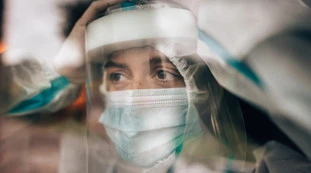 Bollettino 24 aprile, schizza ancora il tasso di positività: contagio zero impossibile? A cosa ci condanna Omicron 2