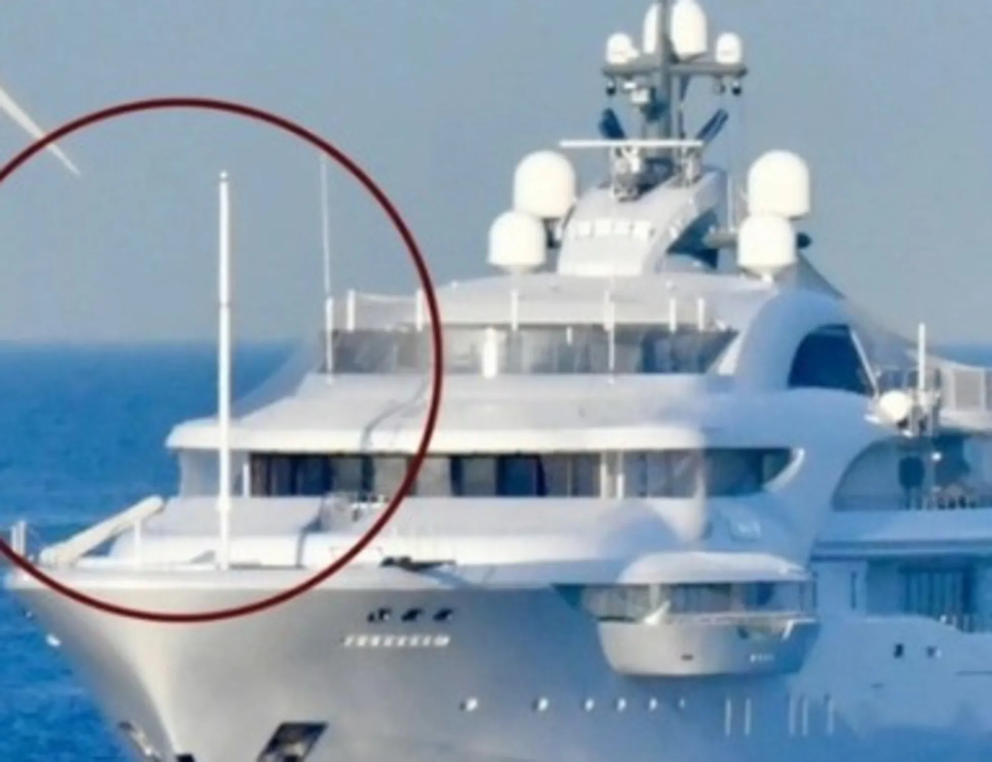 Leggi l'articolo: La portaerei britannica spia lo yacht di Putin, reazione lampo:  bombardiere sgancia boe sonar