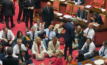 Dl Sicurezza, "arrestateci tutti": prima la bagarre e poi il via libera