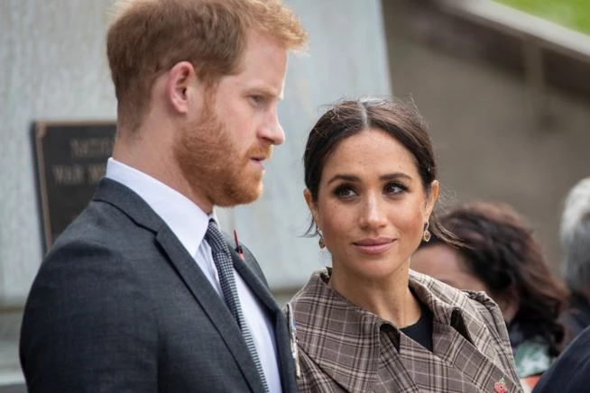 Harry e Meghan, scandalo di San Valentino: la spesa folle "a carico dei sudditi", come butta 35mila euro