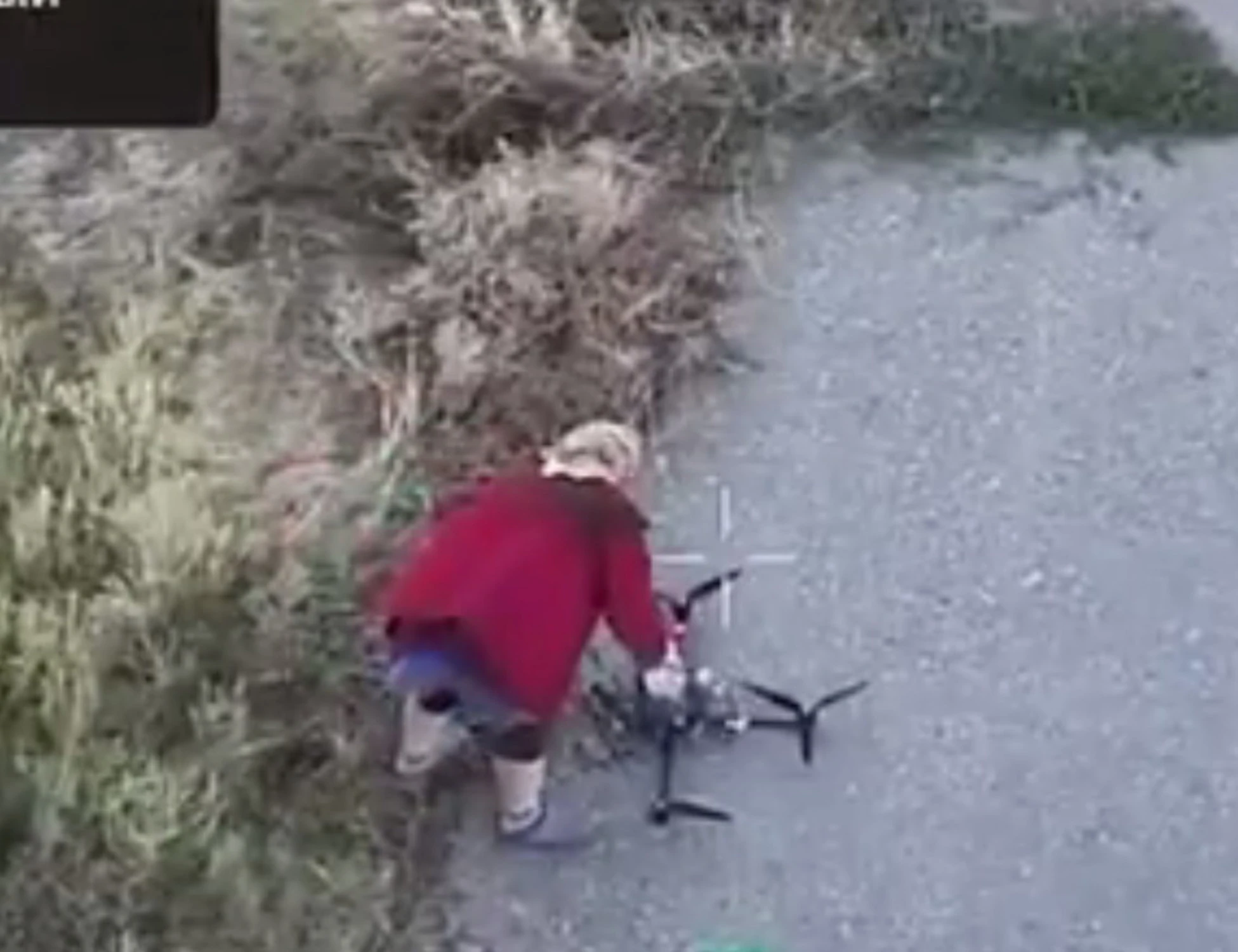 Ucraina, nonnina neutralizza drone russo: il gesto eroico dell'anziana