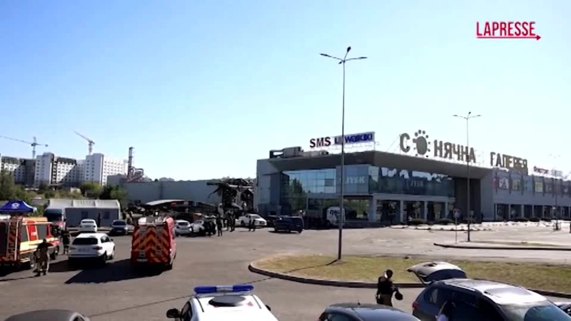 Ucraina, attacco russo a Kryvyi Rih: i soccorritori scavano tra le macerie
