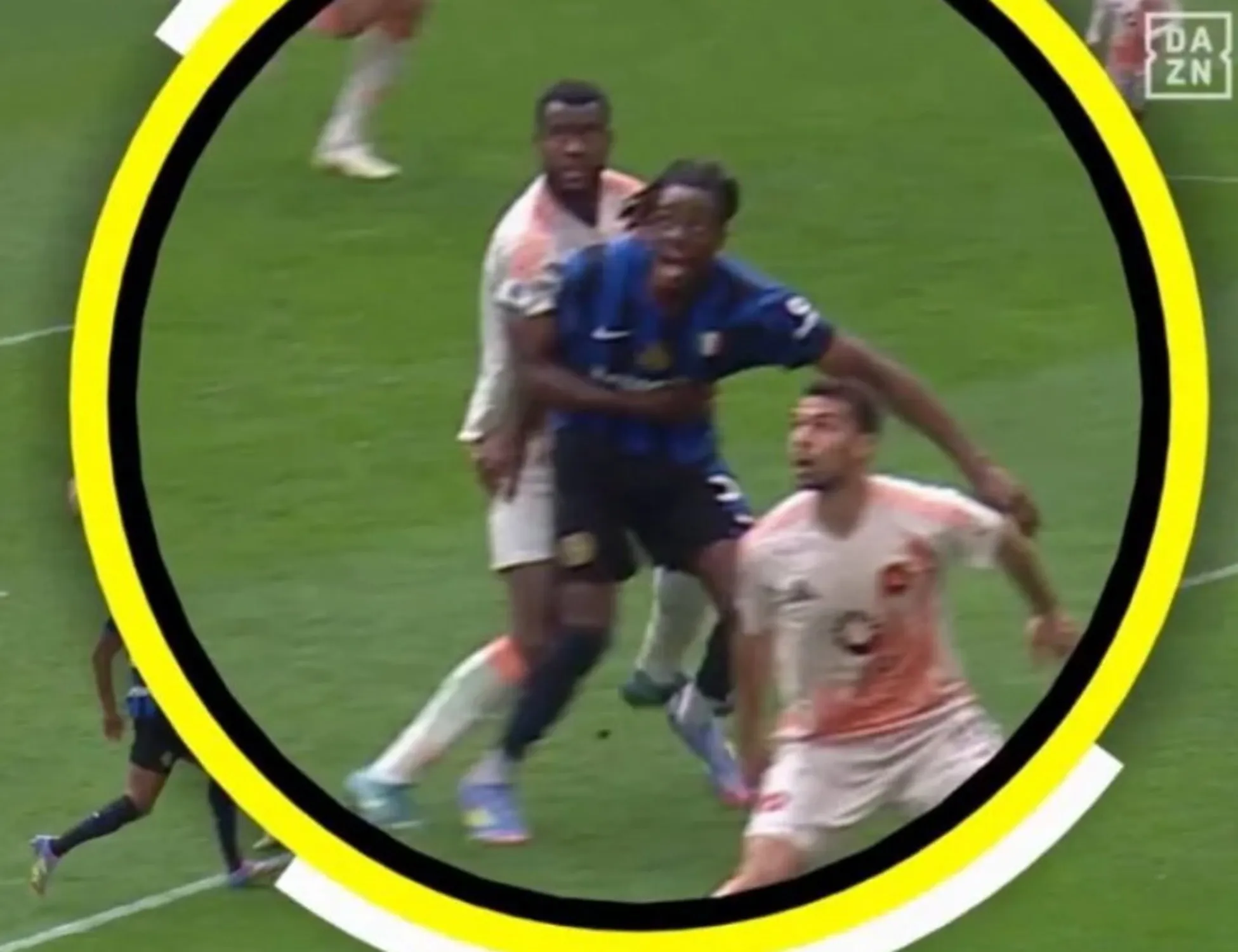 Leggi l'articolo: "Fatti i fatti tuoi": spunta l'audio sparito di Inter-Roma, l'indiscrezione-bomba